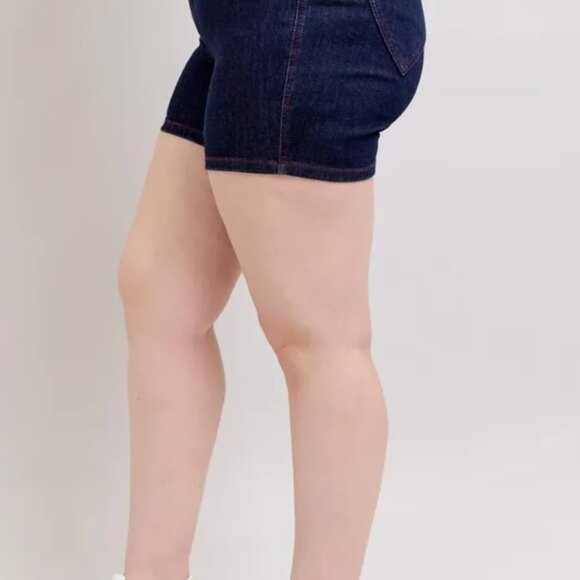 Judy Blue Plus‎ Size HW Heart Shaped Pkts & Red Contrast Thread Denim Shorts - Picture 3 of 6